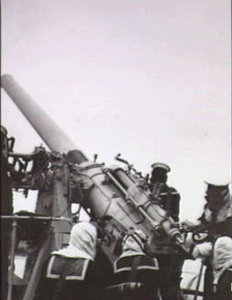 Photograph of 4"/45 Mark 5 gun