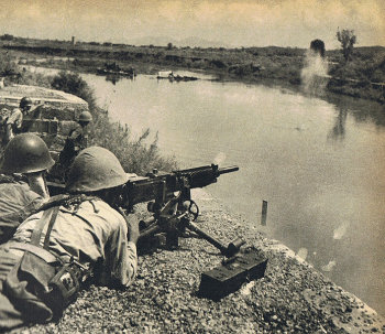 Photograph of Japanese troops advancing on Changsha