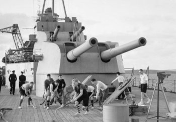 Photograph of 8"/50 guns on HMS Kent